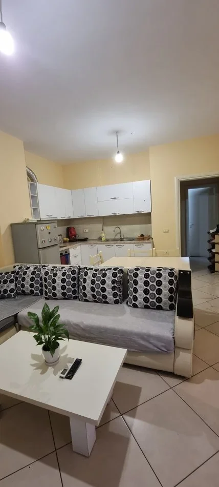 ndarje qeraje apartament 2+1+Ballkon Kati 3, 90 m² 220 € (Rruga "5 Maji " , ngjitur me qendren Concord.)