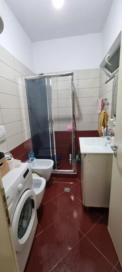 ndarje qeraje apartament 2+1+Ballkon Kati 3, 90 m² 220 € (Rruga "5 Maji " , ngjitur me qendren Concord.)