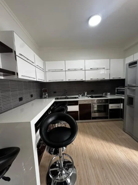 Tirane, jepet me qera apartament 1+1 Kati 4, 90 m² 750 € (Stadium Dinamo)