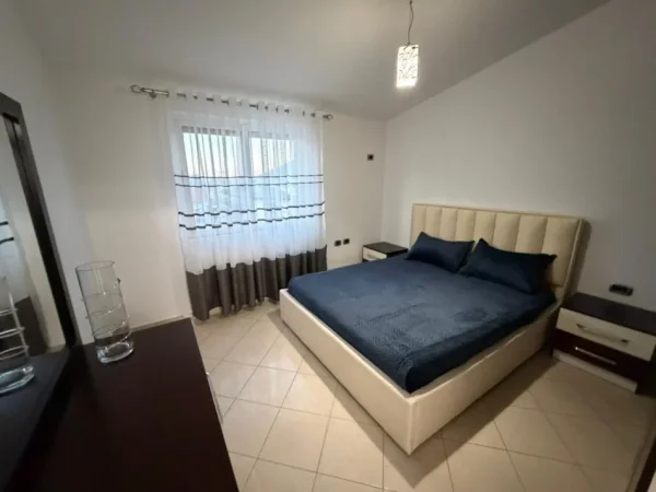 Tirane, jepet me qera apartament 2+1 Kati 5, 120 m² 750 € (Liqeni i Thatë)