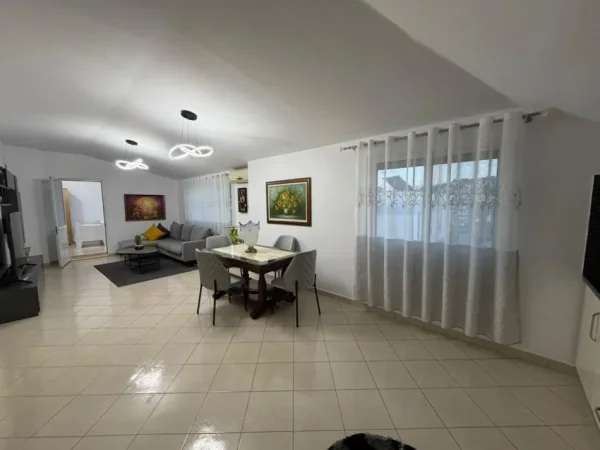 Tirane, jepet me qera apartament 2+1 Kati 5, 120 m² 750 € (Liqeni i Thatë)