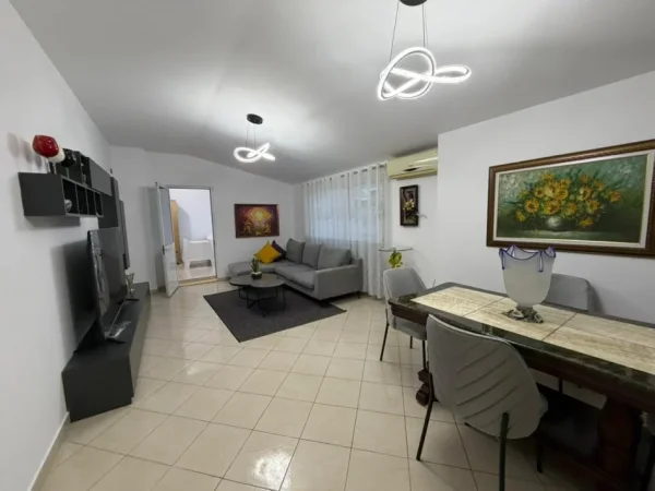 Tirane, jepet me qera apartament 2+1 Kati 5, 120 m² 750 € (Liqeni i Thatë)