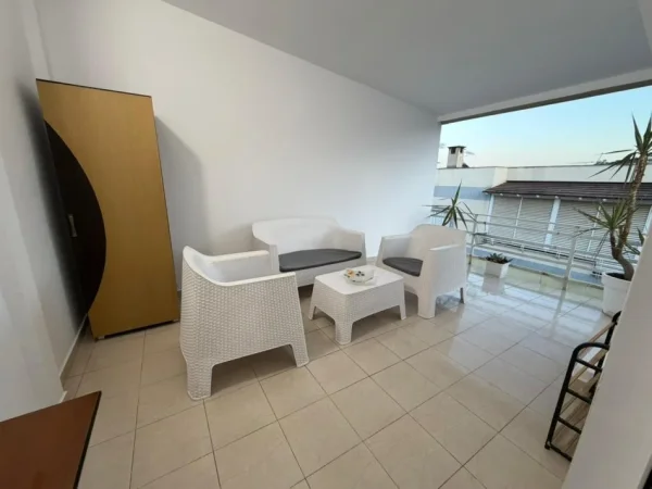 Tirane, jepet me qera apartament 2+1 Kati 5, 120 m² 750 € (Liqeni i Thatë)