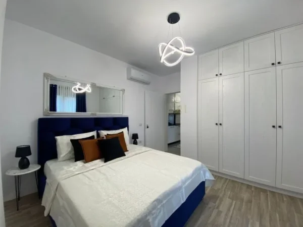 Jepet me Qira Apartament 1+1 – 21 Dhjetori, pranë Mondialit