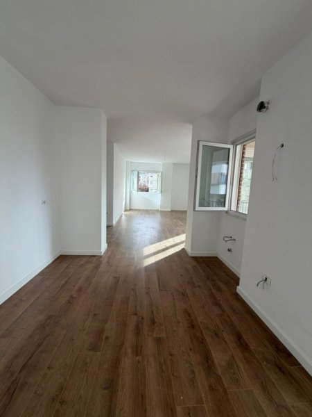 Tirane, shitet apartament 3+1+Ballkon Kati 3, 136 m² 338.800 € (Pazari i Ri)