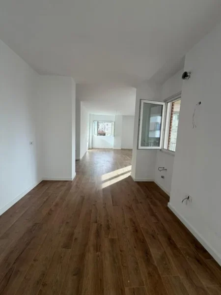 Tirane, shitet apartament 3+1+Ballkon Kati 3, 136 m² 338.800 € (Pazari i Ri)