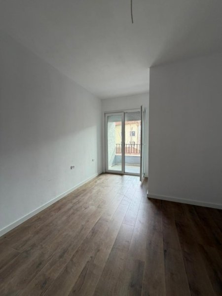 Tirane, shitet apartament 3+1+Ballkon Kati 3, 136 m² 338.800 € (Pazari i Ri)