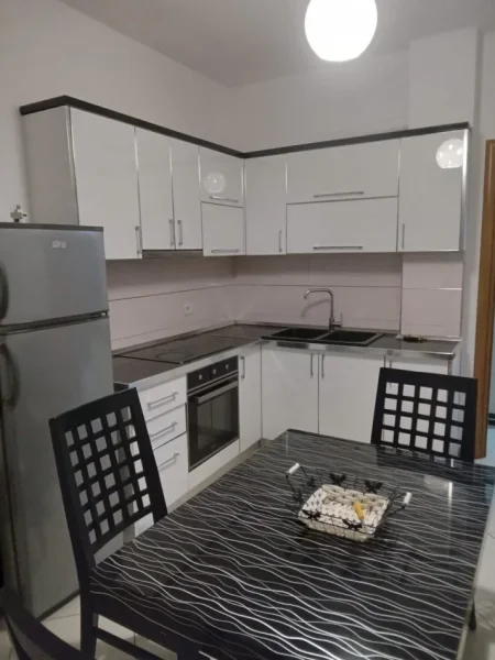 Vlore, jepet me qera apartament 1+1+Ballkon Kati 3, 90 m² 300 € 