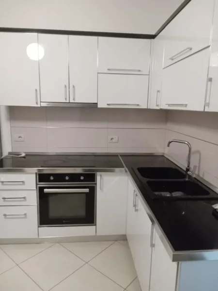 Vlore, jepet me qera apartament 1+1+Ballkon Kati 3, 90 m² 300 € 