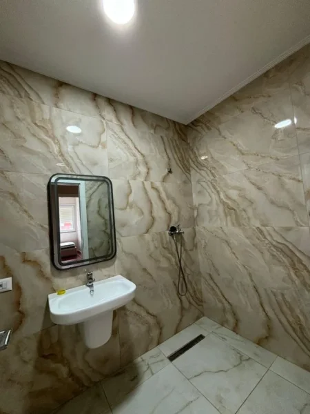 Tirane, jepet me qera apartament 2+1+Ballkon Kati 4, 98 m² 500 € (Vila L2)