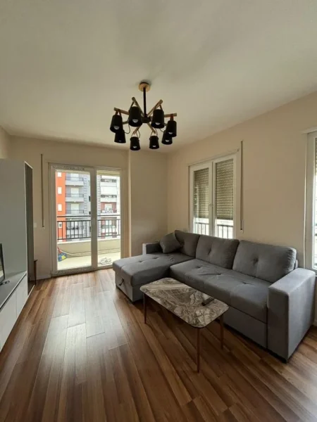 Tirane, jepet me qera apartament 2+1+Ballkon Kati 4, 98 m² 500 € (Vila L2)