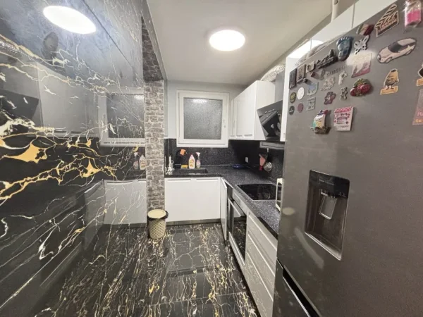 Tirane, jepet me qera apartament 2+1+Ballkon Kati 3, 80 m² 900 € 