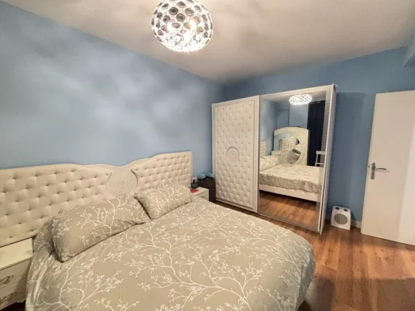 Tirane, jepet me qera apartament 2+1+Ballkon Kati 3, 80 m² 900 € 