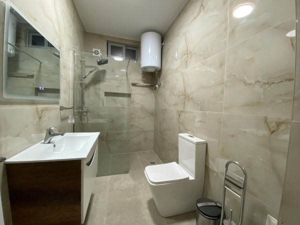 Tirane, jepet me qera apartament 1+1+Ballkon Kati 2, 60 m² 450 € (Astir prane Vila L)