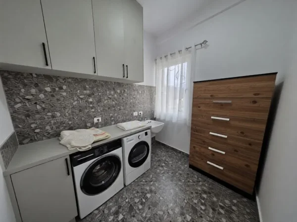 Tirane, jepet me qera Vile 3 Katshe Kati 0, 240 m² 2.500 € (TEG)