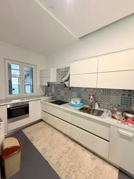 🏡 Shtëpi Private me Oborr për Qira – pranë Gjimnazit “Petro Nini” / Nobis