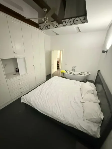 🏡 Shtëpi Private me Oborr për Qira – pranë Gjimnazit “Petro Nini” / Nobis