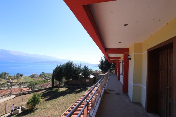 📣 Shitet Vilë 2-Katëshe – 3 km në hyrje të Pogradecit, pranë Liqenit