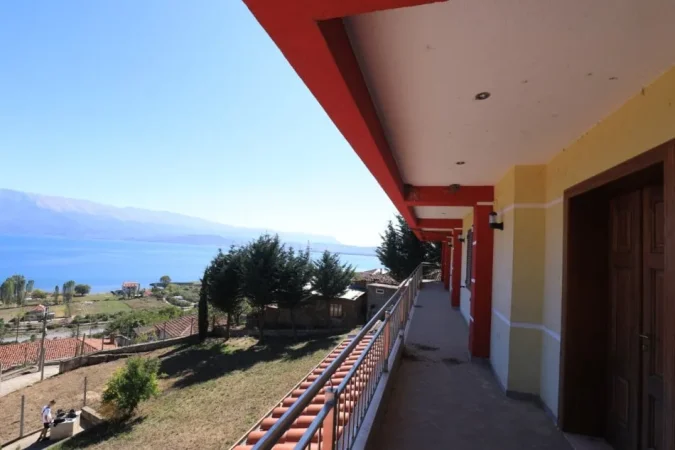 📣 Shitet Vilë 2-Katëshe – 3 km në hyrje të Pogradecit, pranë Liqenit