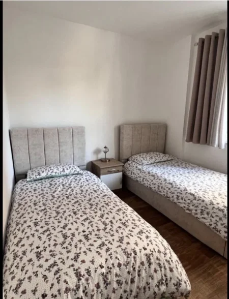 Tirane, jepet me qera apartament 1+1 Kati 0, 40 m² 420 € (Rruga irfan Tërshana)