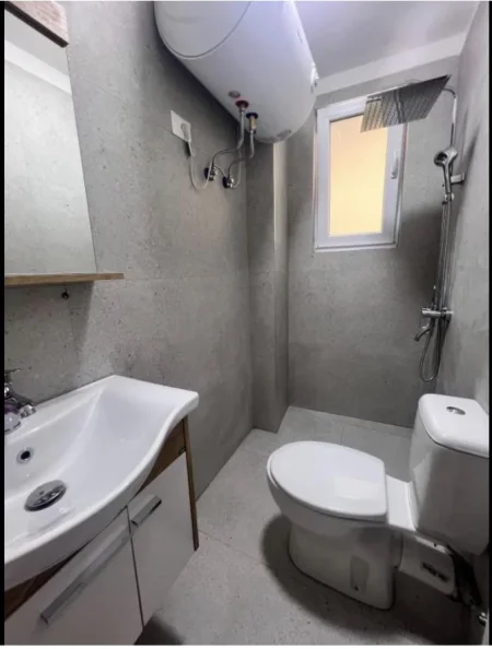 Tirane, jepet me qera apartament 1+1 Kati 0, 40 m² 420 € (Rruga irfan Tërshana)