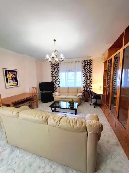 Tirane, jepet me qera apartament 1+1+Ballkon Kati 3, 65 m² 550 € (KOMUNA E PARISIT)