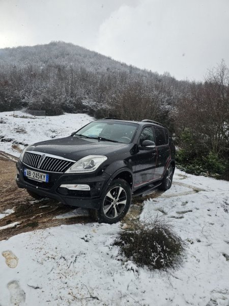Tirane, shes SUV SsangYong Rexton Nafte, e zeze automatik Klima 330.000 km 11.000 €