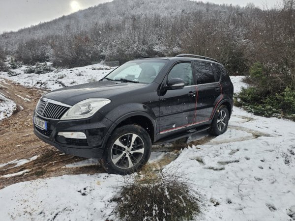 Tirane, shes SUV SsangYong Rexton Nafte, e zeze automatik Klima 330.000 km 11.000 €
