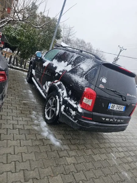 Tirane, shes SUV SsangYong Rexton Nafte, e zeze automatik Klima 330.000 km 11.000 €