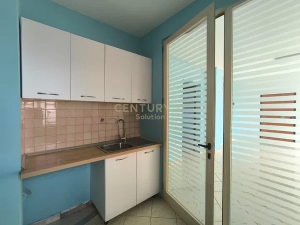 Tirane, jepet me qera apartament 3+1 Kati 6, 102 m² 520 € (Selvia)