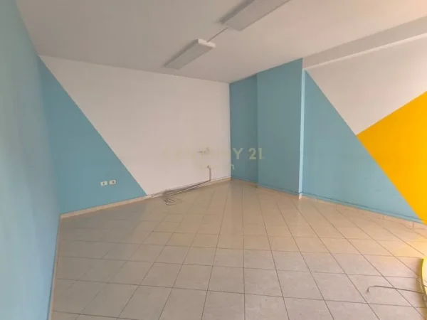 Tirane, jepet me qera apartament 3+1 Kati 6, 102 m² 520 € (Selvia)