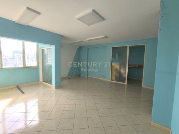 Tirane, jepet me qera ambjent biznesi Kati 6, 102 m² 520 € (Selvia)