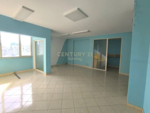 Tirane, jepet me qera ambjent biznesi Kati 6, 102 m² 520 € (Selvia)