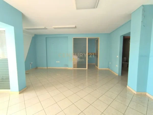 Tirane, jepet me qera ambjent biznesi Kati 6, 102 m² 520 € (Selvia)