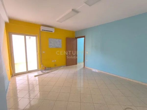 Tirane, jepet me qera ambjent biznesi Kati 6, 102 m² 520 € (Selvia)