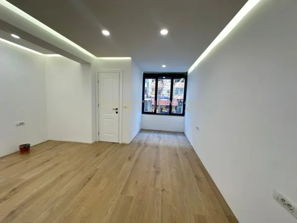 Tirane, jepet me qera ambjent biznesi Kati 1, 105 m² 700 € (Liqeni u Tiranes)