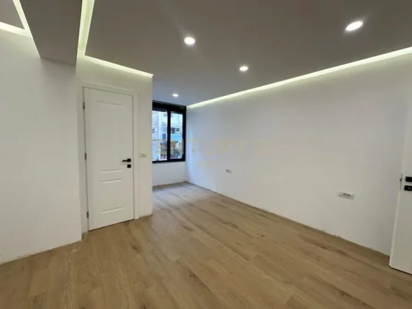 Tirane, jepet me qera ambjent biznesi Kati 1, 105 m² 700 € (Liqeni u Tiranes)