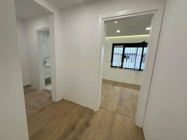 Tirane, jepet me qera ambjent biznesi Kati 1, 105 m² 700 € (Liqeni u Tiranes)