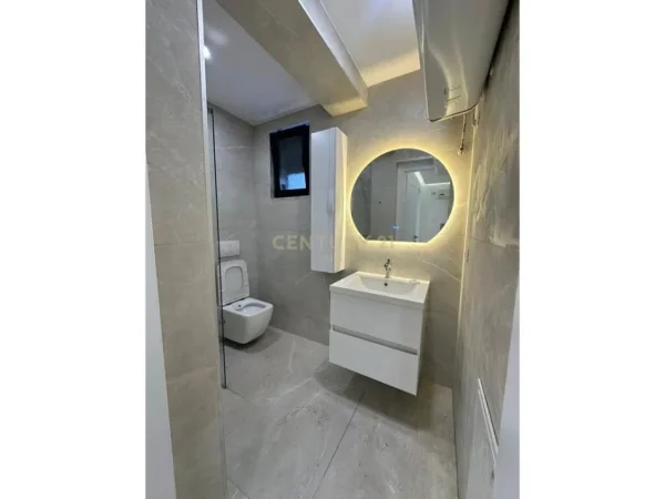 Tirane, jepet me qera ambjent biznesi Kati 1, 105 m² 700 € (Liqeni u Tiranes)