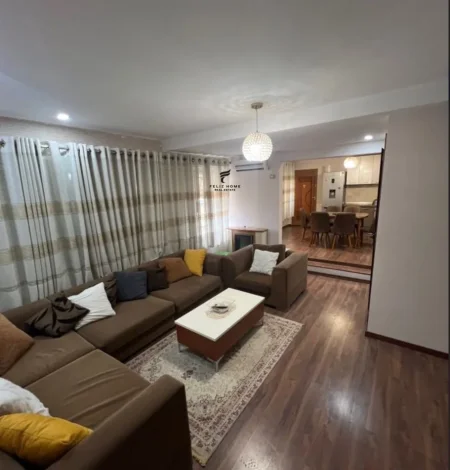 Tirane, jepet me qera apartament 3+1+Ballkon Kati 5, 140 m² 600 € (21 DHJETORI)