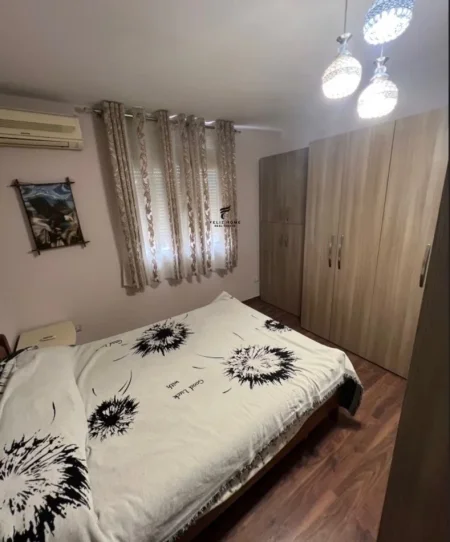 Tirane, jepet me qera apartament 3+1+Ballkon Kati 5, 140 m² 600 € (21 DHJETORI)