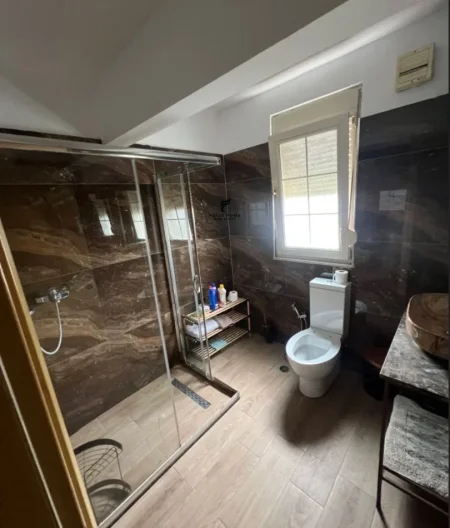 Tirane, jepet me qera apartament 3+1+Ballkon Kati 5, 140 m² 600 € (21 DHJETORI)