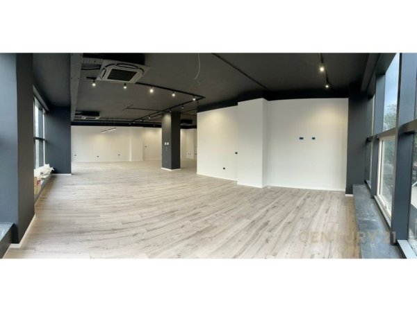 Tirane, shes ambjent biznesi Kati 1, 222 m² 999.000 € (Ministria Jashtme)