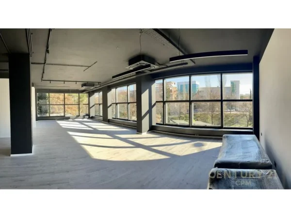 Tirane, shes ambjent biznesi Kati 1, 222 m² 999.000 € (Ministria Jashtme)