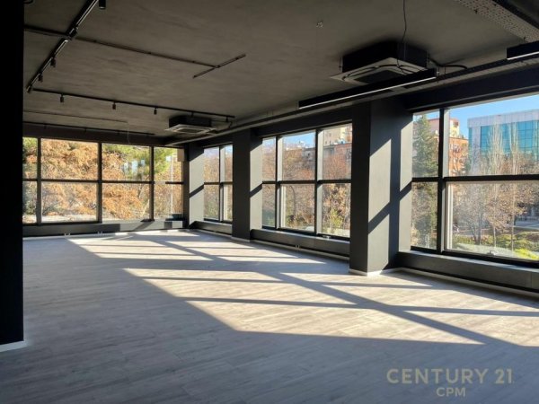 Tirane, shes ambjent biznesi Kati 1, 222 m² 999.000 € (Ministria Jashtme)