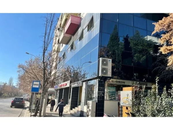 Tirane, shes ambjent biznesi Kati 1, 222 m² 999.000 € (Ministria Jashtme)