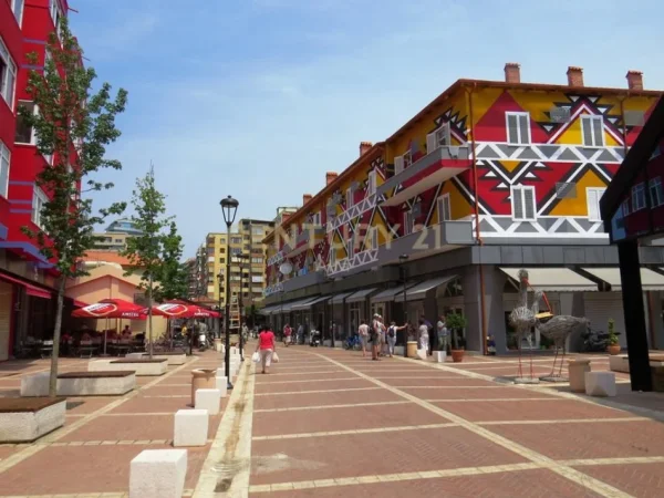 Tirane, shes dyqan Kati 0, 168 m² 335.000 € (Pazari Ri)