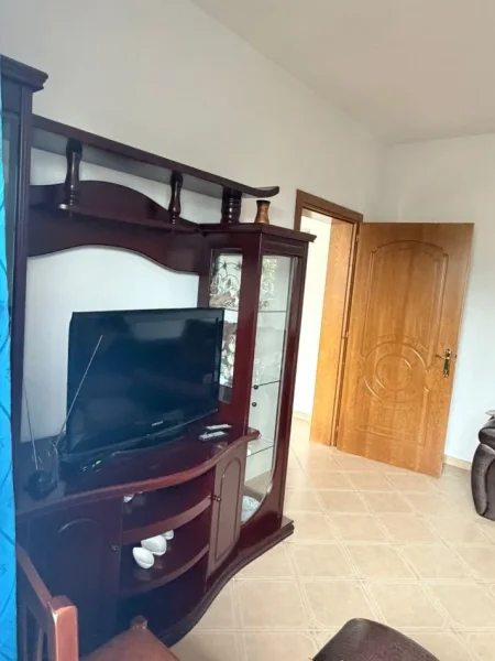 Tirane, jepet me qera shtepi 2+1 Kati 1, 75 m² 270 € (Rruga Agush Gjergjevica)