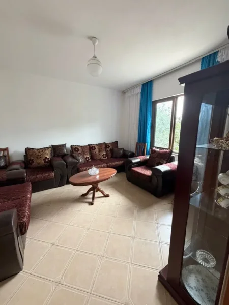 Tirane, jepet me qera shtepi 2+1 Kati 1, 75 m² 270 € (Rruga Agush Gjergjevica)