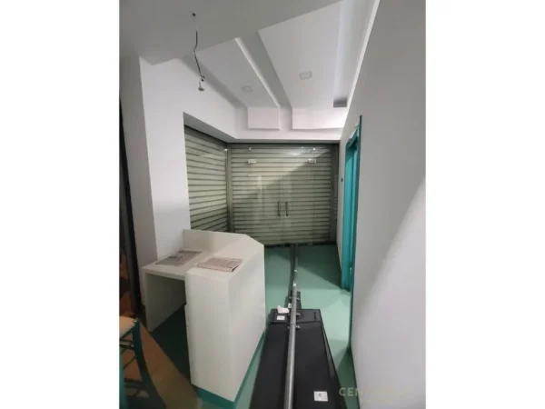 Tirane, shes ambjent biznesi Kati 0, 44 m² 200.000 € (Rruga Petro Nini Luarasi)
